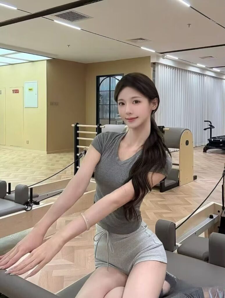 刚玩的小美女口活很棒小穴紧水多-风悦楼