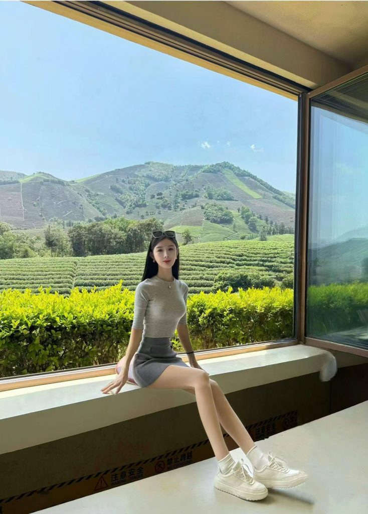 黑丝制服诱惑 眼神很勾引人 插的很爽她高潮很快-风悦楼