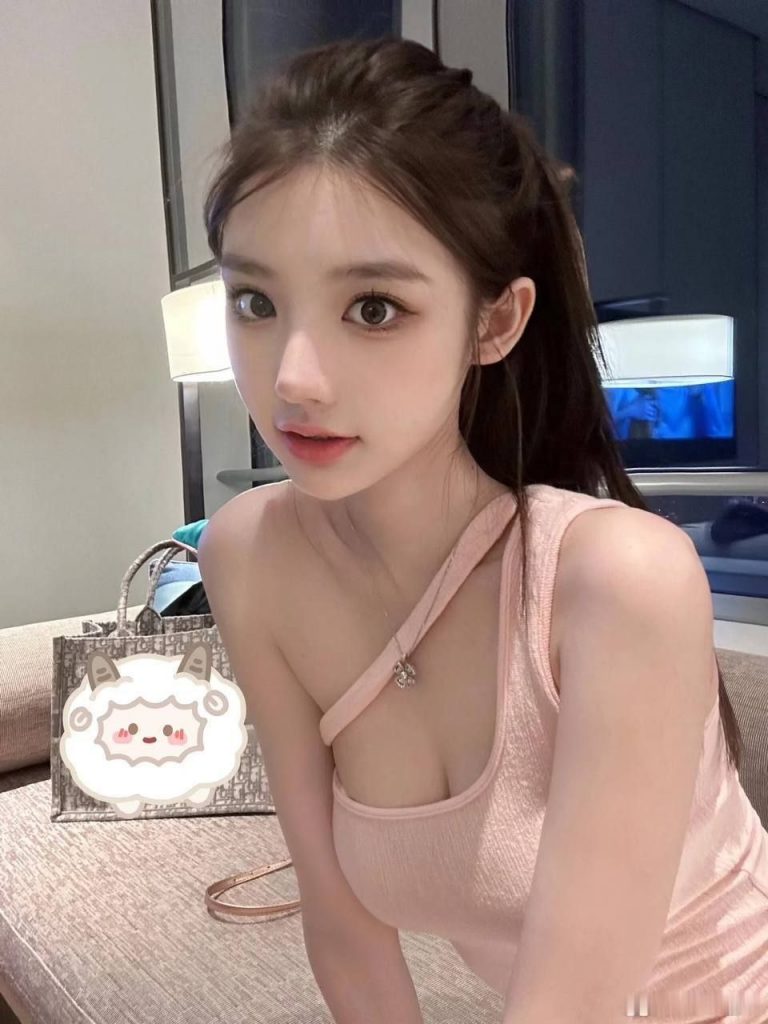 反差婊外表清纯实际骚的很-风悦楼